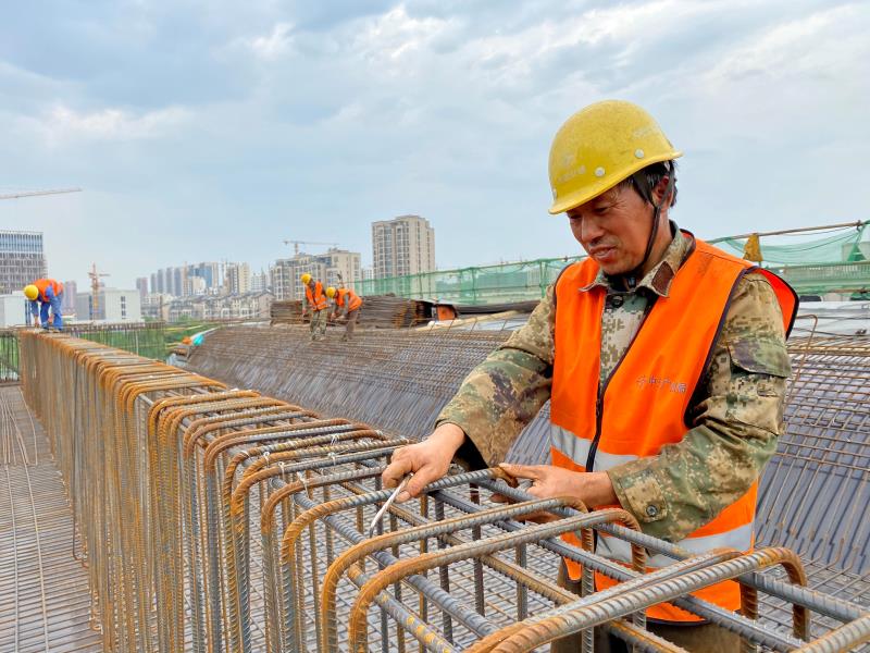 高溫下的堅守：工人們用汗水澆筑“城市高度”